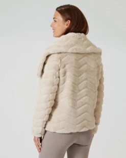 Jacke Aus Webpelz -Modegeschäft 59621722 b68dda3a 0667 11ed 8f3c 5a72d431453d pics2080