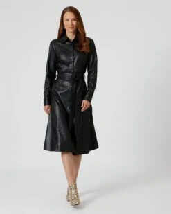 Kleid Aus Lederimitat Mit Bindegürtel -Modegeschäft 59636117 eee1e5b7 1189 11ed 9039 5a72d431453d pics2080