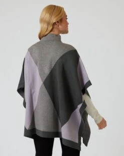 Pullover Im Cape-Stil -Modegeschäft 59686814 9de8b9b2 5118 11ed 9039 5a72d431453d pics2080