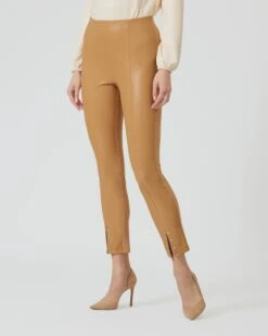 Schlupfhose Im Materialmix Mit Nieten -Modegeschäft 59691148 77f211bd 5a81 11ed 9039 5a72d431453d pics2080