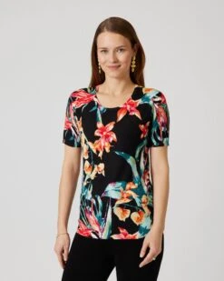 Classic Pullover "Tropic Flowers" 7 Classic Pullover "Tropic Flowers" -Modegeschäft 59695244 ae436e9c 5f3f 11ed 9039 5a72d431453d pics2080