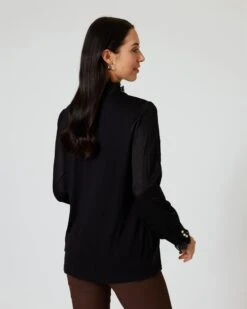 Bluse Mit Romantischen Details 10 Bluse Mit Romantischen Details -Modegeschäft 59707017 34f8aac9 6cc7 11ed a353 5a72d431453d pics2080