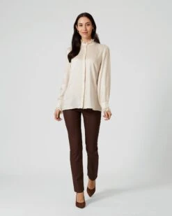 Bluse Mit Romantischen Details 12 Bluse Mit Romantischen Details -Modegeschäft 59707020 39dc1a27 6cc7 11ed a353 5a72d431453d pics2080