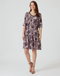 Kleid Mit Allover-Print 16 Kleid Mit Allover-Print -Modegeschäft 59730332 7307b4fa 90cc 11ed a353 5a72d431453d pics2080