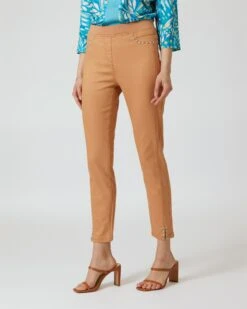 Schlupfhose Mit Nietenbesatz -Modegeschäft 59748288 9a7a0a0e a220 11ed a353 5a72d431453d pics2080