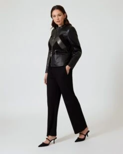 Lederjacke Im Patch-Design -Modegeschäft 59755470 98a6c451 ab6c 11ed a353 5a72d431453d pics2080