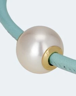 Leder-Collier Mit MK-Perle 16 Mm 27 Leder-Collier Mit MK-Perle 16 Mm -Modegeschäft 59777235 301d2354 c7b9 11ed 9083 5a72d431453d pics2080