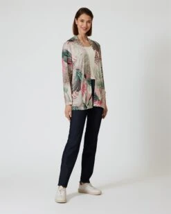 Cardigan Mit Leo- Und Blätterdruck 8 Cardigan Mit Leo- Und Blätterdruck -Modegeschäft 59811465 9b029018 f09a 11ed 9083 5a72d431453d pics2080