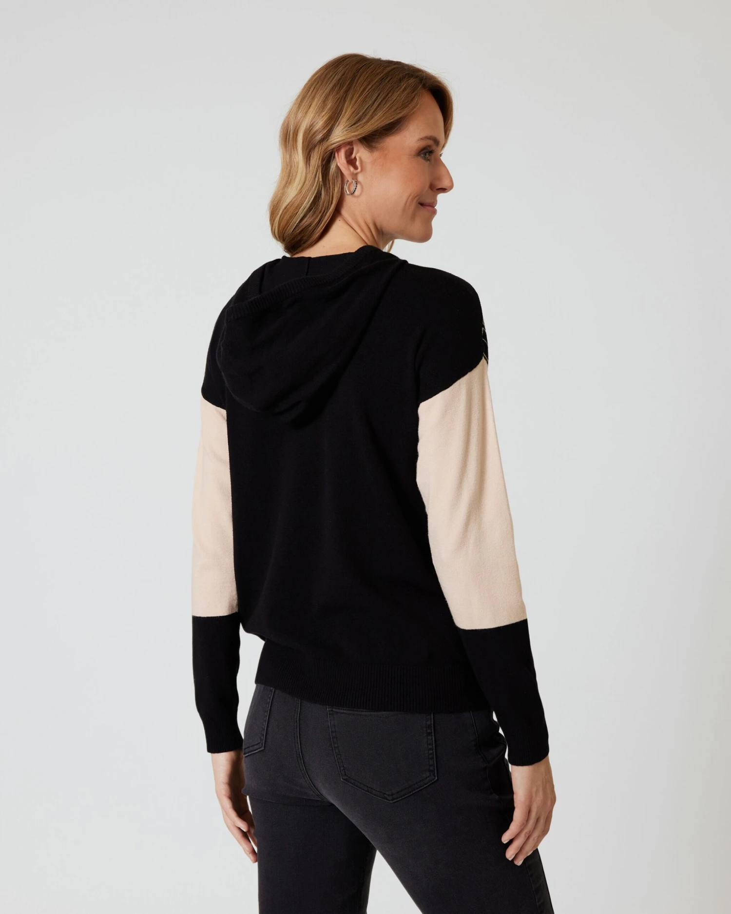 Kapuzenpullover Mit Kontrastdruck 6 Kapuzenpullover Mit Kontrastdruck – Bild 4