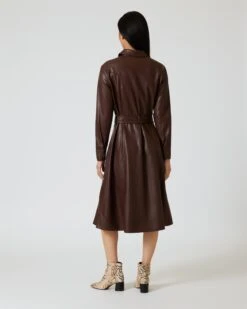 Kleid Aus Lederimitat Mit Bindegürtel -Modegeschäft 59822170 b41c9f93 0125 11ee 9169 5a72d431453d pics2080