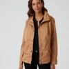Jacke Im Unidesign -Modegeschäft 59828112 267d9330 0a80 11ee 9169 5a72d431453d pics2080