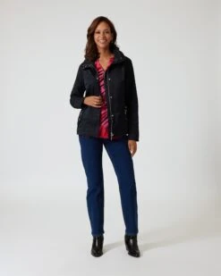 Jacke Im Unidesign -Modegeschäft 59828154 3aa43dbd 0a80 11ee 9169 5a72d431453d pics2080