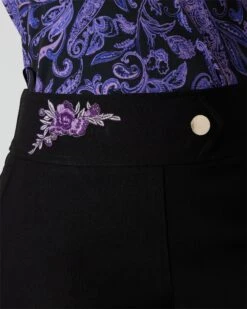 Hose Mit Stickerei Am Bund -Modegeschäft 59828193 4d1f66fd 0a80 11ee 9169 5a72d431453d pics2080