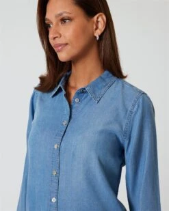 Jeanshemd Mit Schmuckkette -Modegeschäft 59829552 e47a404d 0c21 11ee 9169 5a72d431453d pics2080