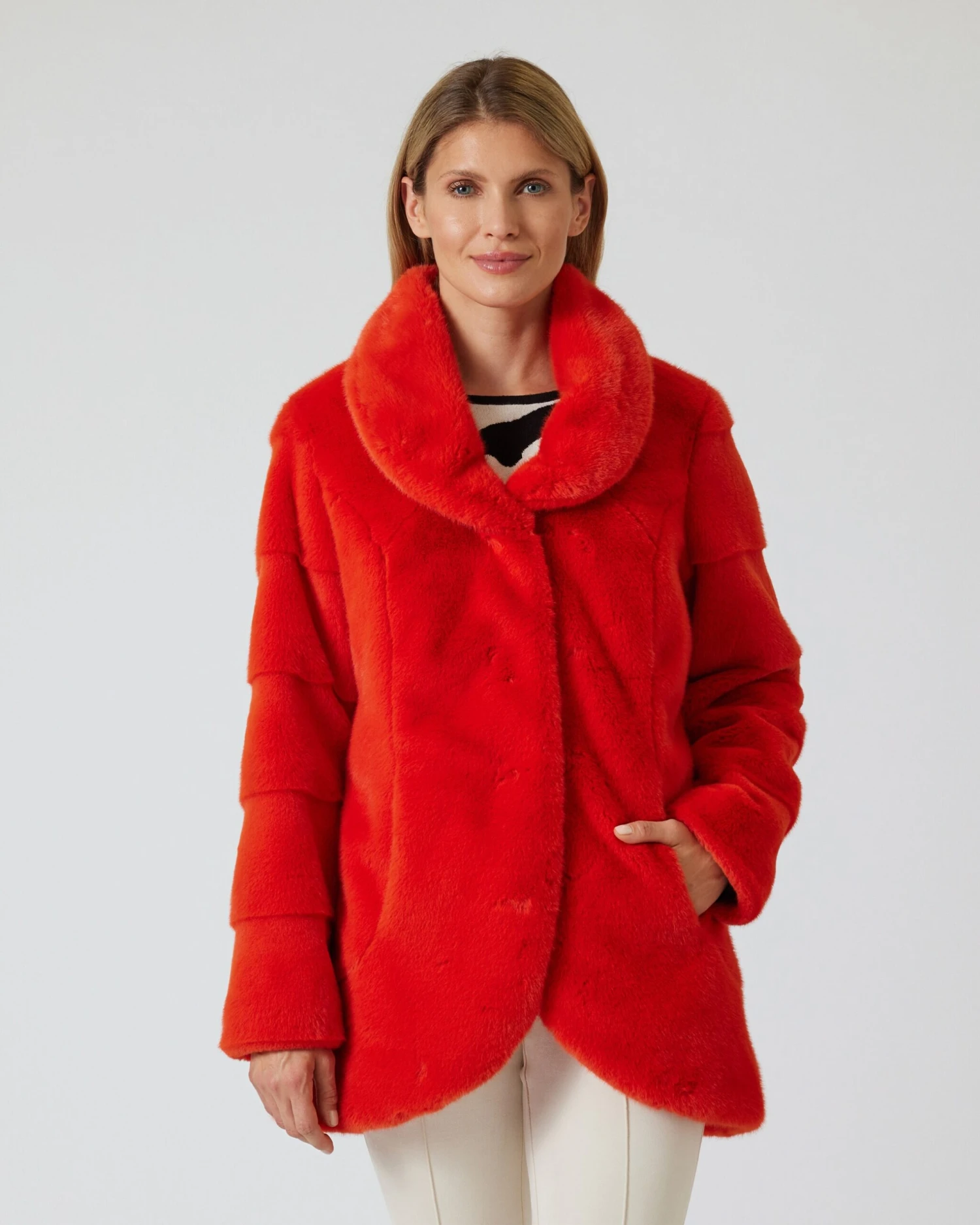 Webpelzmantel Mit Abgerundetem Saum 4 Webpelzmantel Mit Abgerundetem Saum – Bild 2