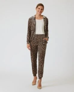 Samthose Im Leo-Design -Modegeschäft 59835003 d253ca44 14bb 11ee 9169 5a72d431453d pics2080