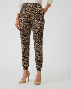 Samthose Im Leo-Design -Modegeschäft 59835124 6527e299 14bc 11ee 9169 5a72d431453d pics2080