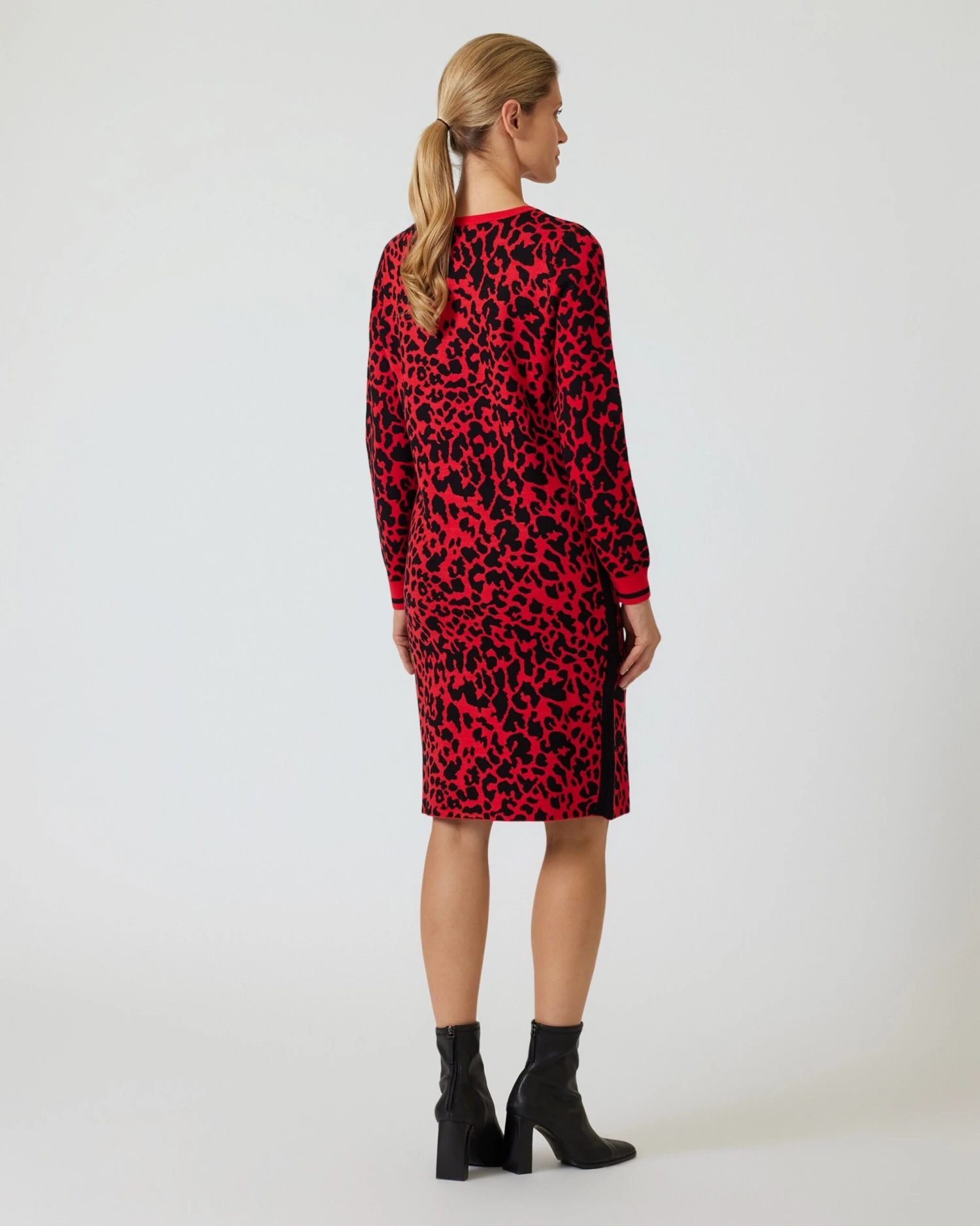 Strickkleid Mit Leo-Druck 7 Strickkleid Mit Leo-Druck – Bild 5