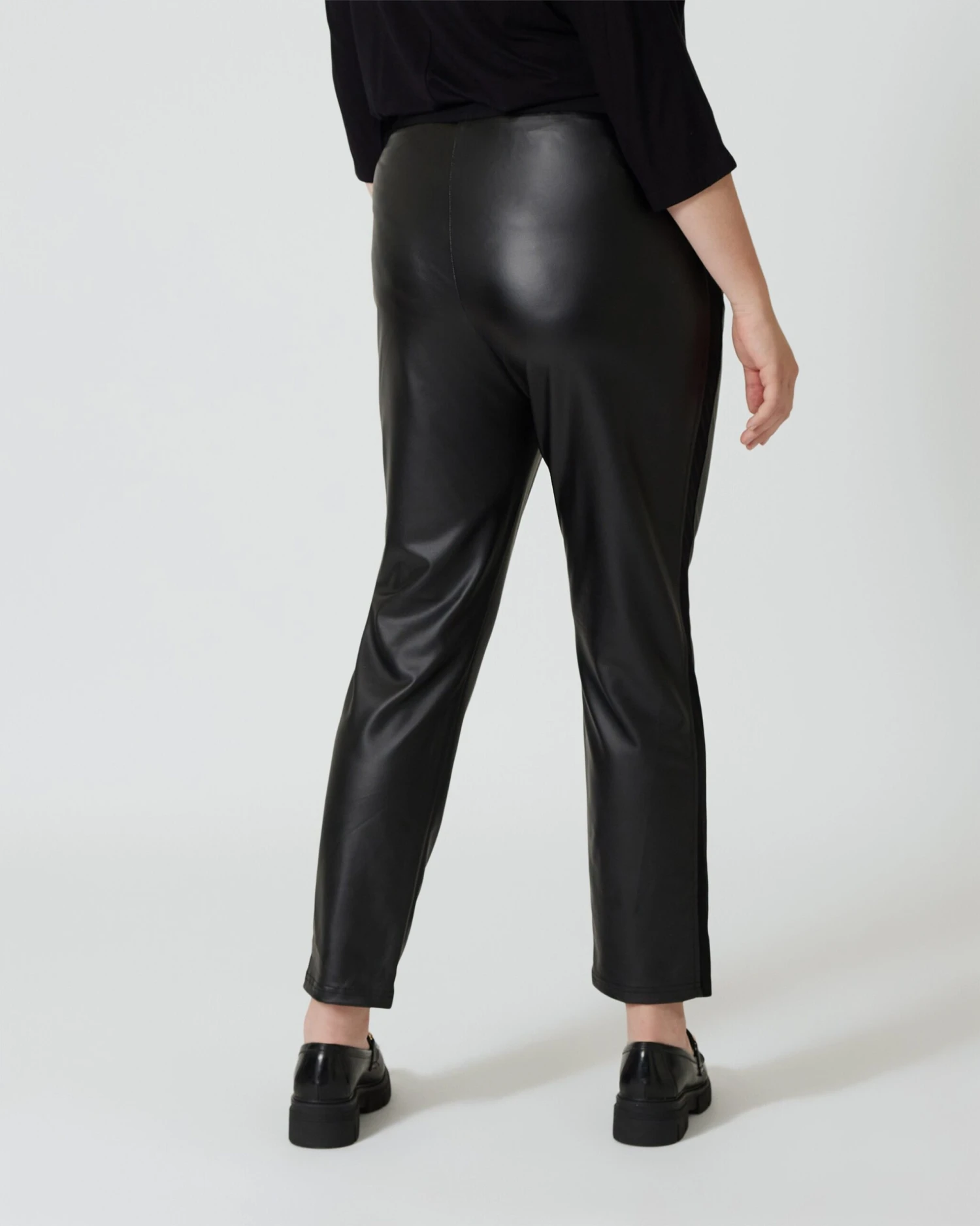 Jogpant In Leder-Optik 6 Jogpant In Leder-Optik – Bild 4