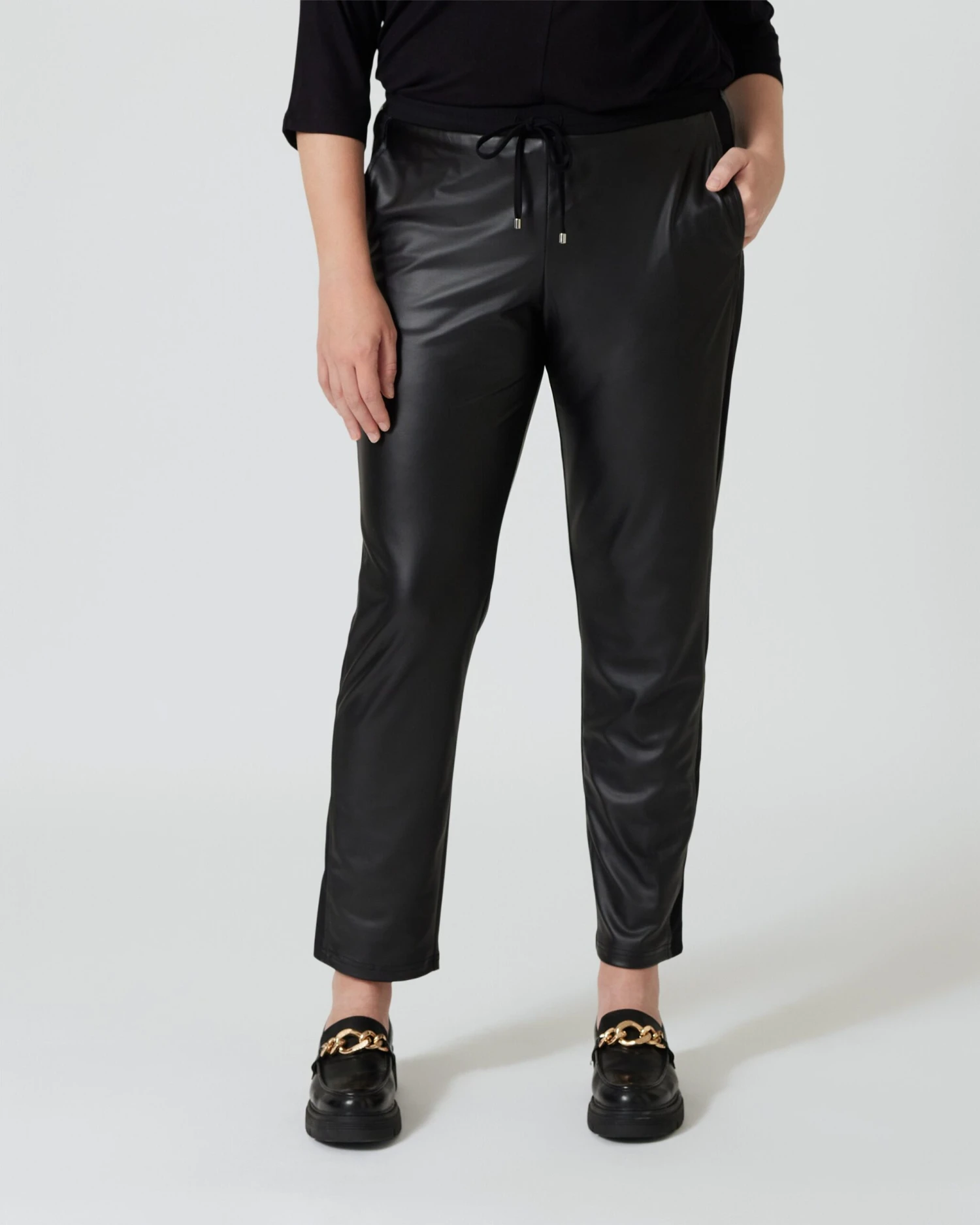 Jogpant In Leder-Optik 4 Jogpant In Leder-Optik – Bild 2