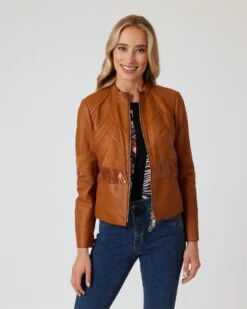 Lederjacke Im Patch-Design -Modegeschäft 59840636 8c36da4f 1bca 11ee 8f6f 5a72d431453d pics2080