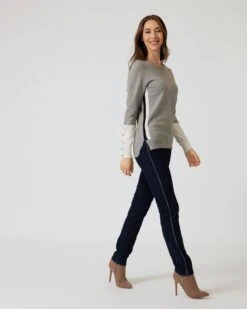 Pullover Mit Knopf-Dekoration -Modegeschäft 59841293 a6cec0e4 1c93 11ee 8f6f 5a72d431453d pics2080