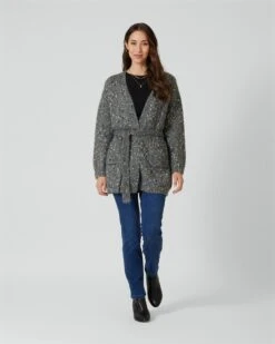 Cardigan Mit Goldjacquard 9 Cardigan Mit Goldjacquard -Modegeschäft 59843157 c6332b27 0503 11ee 9169 5a72d431453d pics2080