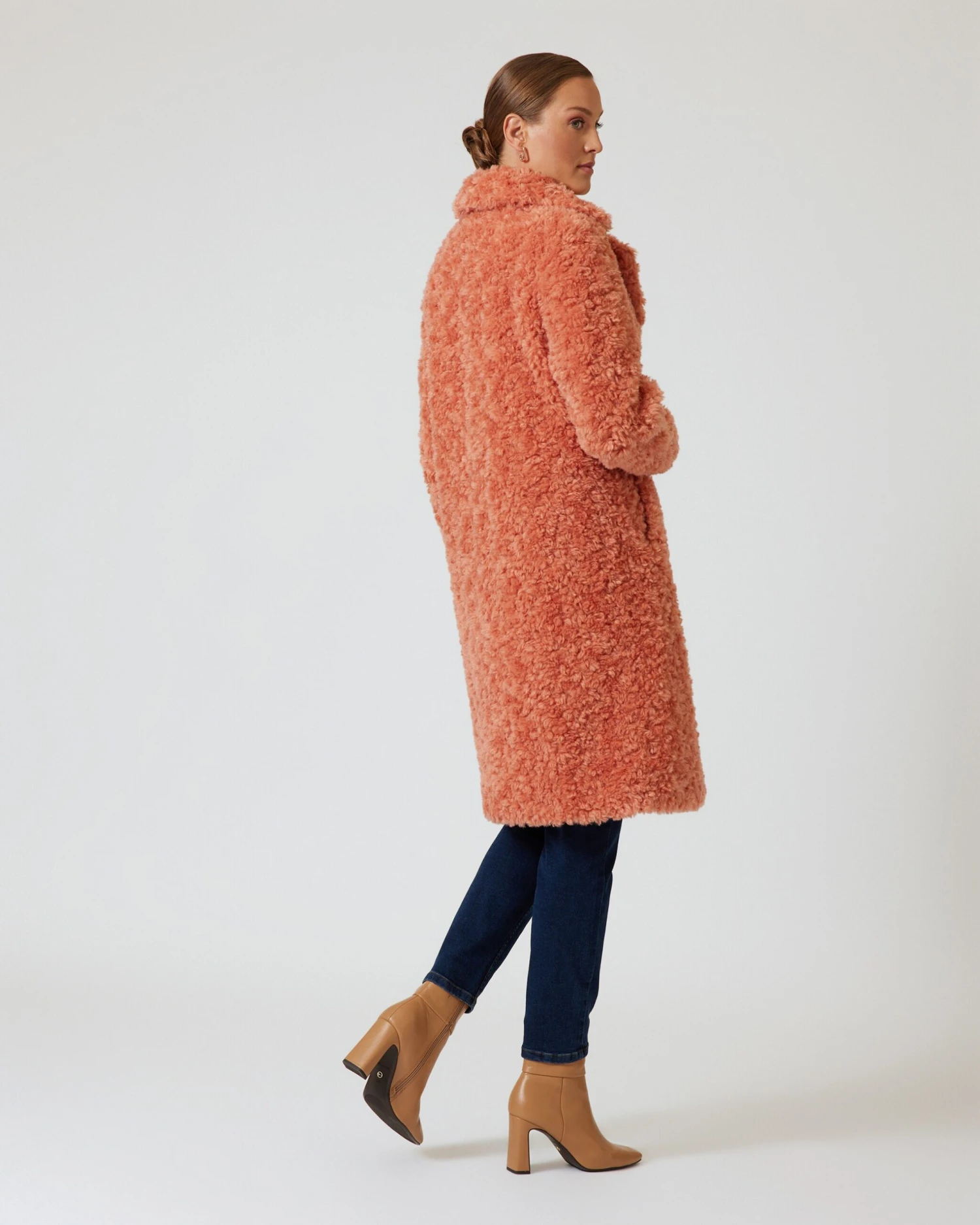 Mantel In Pelz-Optik 6 Mantel In Pelz-Optik – Bild 4