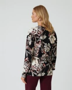 Classic Twinset "Blüten-Sinfonie" -Modegeschäft 59853737 0b0fed06 2791 11ee 8f6f 5a72d431453d pics2080