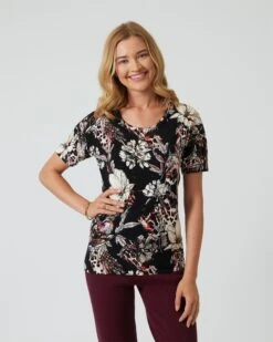 Classic Twinset "Blüten-Sinfonie" -Modegeschäft 59853742 0f015fca 2791 11ee 8f6f 5a72d431453d pics2080