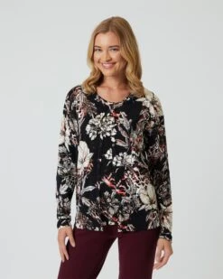 Classic Twinset "Blüten-Sinfonie" -Modegeschäft 59853746 115ad3da 2791 11ee 8f6f 5a72d431453d pics2080