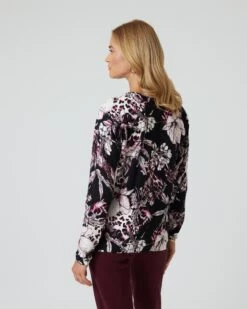 Classic Twinset "Blüten-Sinfonie" -Modegeschäft 59853747 1205234d 2791 11ee 8f6f 5a72d431453d pics2080