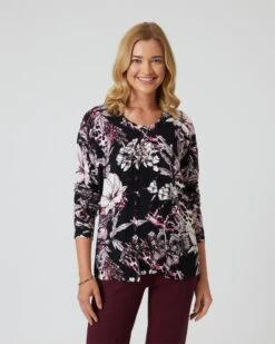 Classic Twinset "Blüten-Sinfonie" -Modegeschäft 59853753 152d3e49 2791 11ee 8f6f 5a72d431453d pics2080