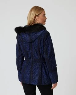 Lederjacke Mit Leomuster Und Kapuze -Modegeschäft 59853780 25e20cc1 2791 11ee 8f6f 5a72d431453d pics2080