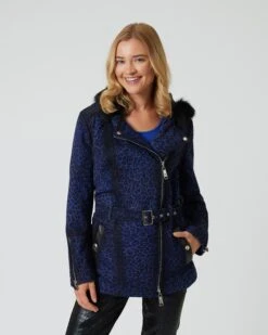 Lederjacke Mit Leomuster Und Kapuze -Modegeschäft 59853782 2726ed0d 2791 11ee 8f6f 5a72d431453d pics2080