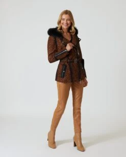 Lederjacke Mit Leomuster Und Kapuze -Modegeschäft 59853784 2836642b 2791 11ee 8f6f 5a72d431453d pics2080