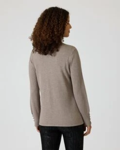 Rollkragenpullover Mit Schmuckknöpfen -Modegeschäft 59862828 0b152e25 2d23 11ee 8f6f 5a72d431453d pics2080
