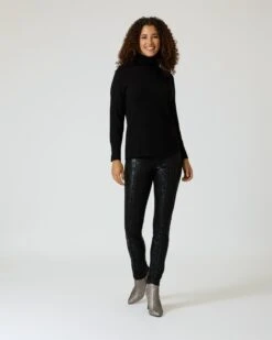 Rollkragenpullover Mit Schmuckknöpfen -Modegeschäft 59862834 0e0c68b4 2d23 11ee 8f6f 5a72d431453d pics2080