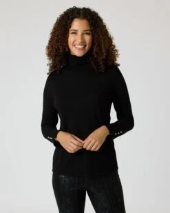 Rollkragenpullover Mit Schmuckknöpfen -Modegeschäft 59862837 106d5212 2d23 11ee 8f6f 5a72d431453d pics2080