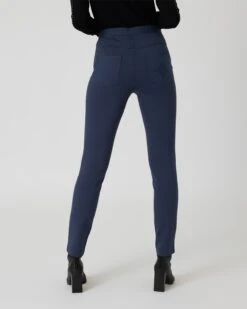 Ponteggings Im Velourleder-Look -Modegeschäft 59863080 02562671 2d29 11ee 8f6f 5a72d431453d pics2080