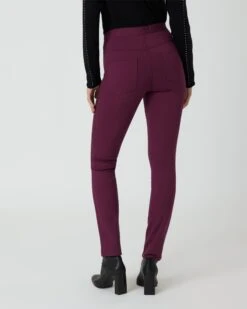 Ponteggings Im Velourleder-Look -Modegeschäft 59863084 03cd52da 2d29 11ee 8f6f 5a72d431453d pics2080