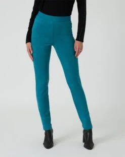 Ponteggings Im Velourleder-Look -Modegeschäft 59863085 04a0aa2a 2d29 11ee 8f6f 5a72d431453d pics2080