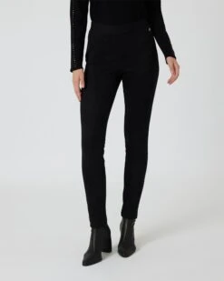 Ponteggings Im Velourleder-Look -Modegeschäft 59863088 09f87da6 2d29 11ee 8f6f 5a72d431453d pics2080