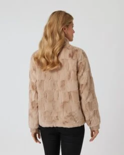 Webpelzjacke Mit Schmuckknöpfen 13 Webpelzjacke Mit Schmuckknöpfen -Modegeschäft 59864815 2d7a54d3 2f7d 11ee 8f6f 5a72d431453d pics2080