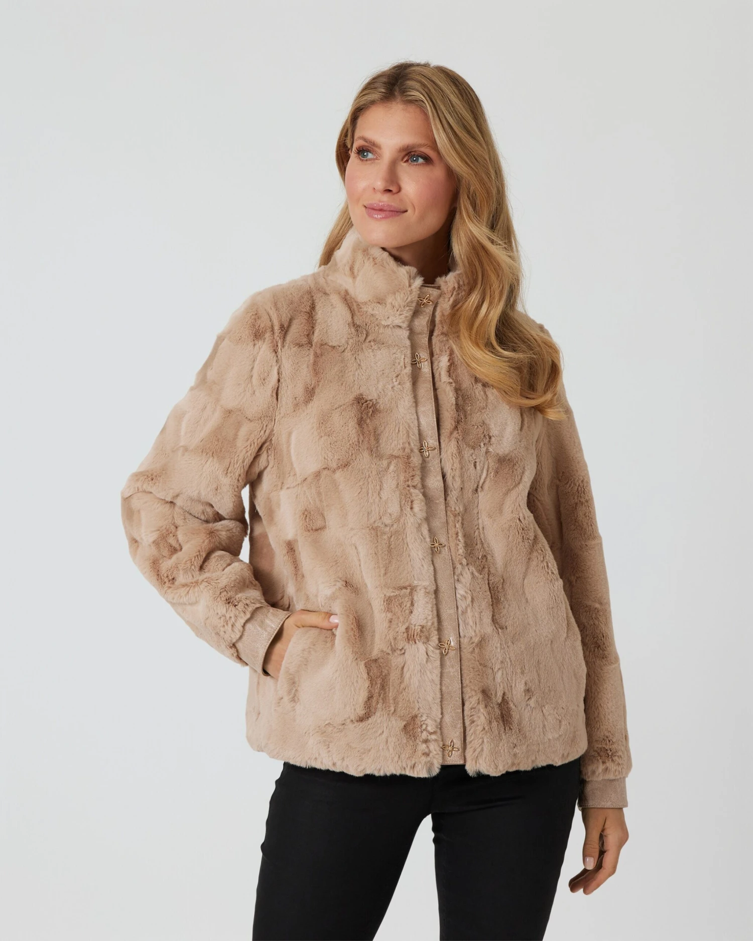 Webpelzjacke Mit Schmuckknöpfen 3 Webpelzjacke Mit Schmuckknöpfen