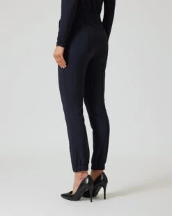 Joggpant Mit Biesen 12 Joggpant Mit Biesen -Modegeschäft 59869868 9941511b 34f8 11ee 8f6f 5a72d431453d pics2080