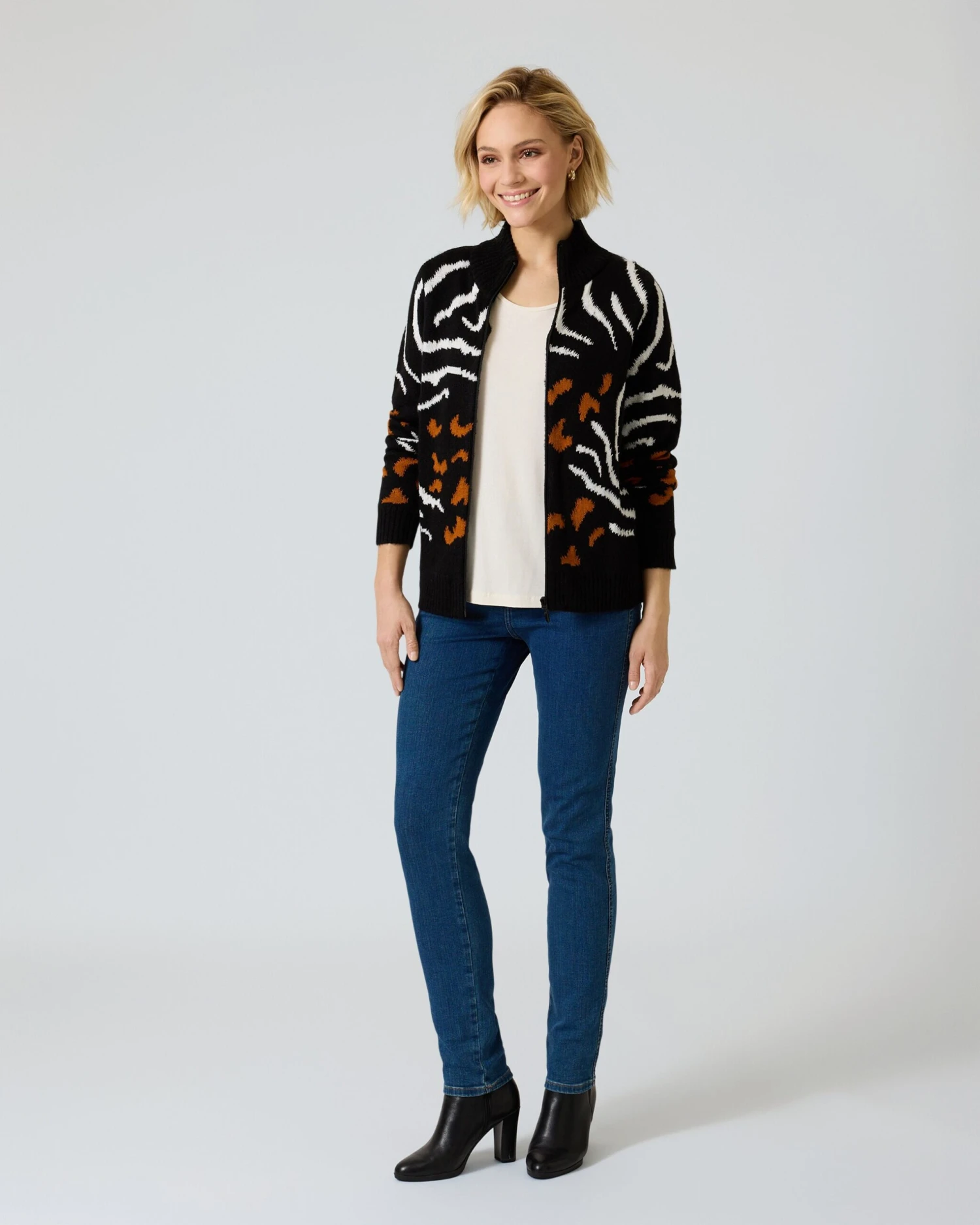 Strickjacke Mit Animalmuster 5 Strickjacke Mit Animalmuster – Bild 3