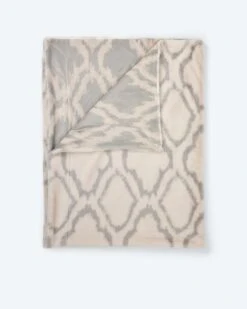 Decke In Kaninchen-Optik 10 Decke In Kaninchen-Optik -Modegeschäft 59907681 0ce2c7e4 6674 11ee 8f6f 5a72d431453d pics2080